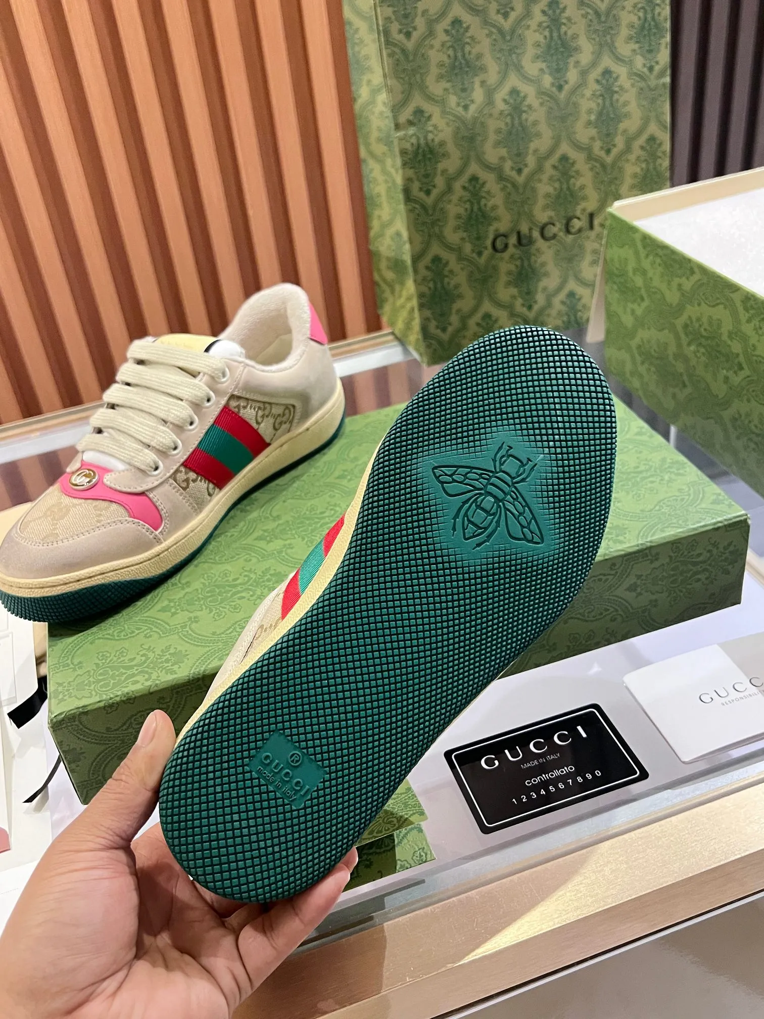 👟👟Ex-factory price 540👟👟 ⚡️Gucci Dirty Shoes Top factory quality, impeccable at the counter, the comfort is incredible. Retro distressed elements, washed retro logo on the tongue, metal double LOGO, 99% recognizable, full of Gucci elements; terry cloth lining, cowhide foot pads and 3mm latex are much more comfortable than real leather shoes. Environmentally friendly TPU wear-resistant outsole, soft and elastic. The inside of the tongue is made of imported elastic bands, which have great tension and won't strangle your feet. I don't develop the shoes without the original version. Only by getting the original version can the shoes be accurate and beat the market version instantly. Every stitch and every stitch is very tight and full. The debugging process is the most painstaking and requires no less than a hundred modifications before it is adjusted to the perfect state so that it can be worn comfortably by all foot types! Size 35-40 women’s model)